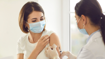 Ο ΕΜΑ θα εγκρίνει εμβόλια για τις παραλλαγές της Covid έως το φθινόπωρο