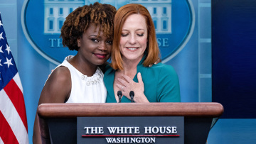 Καρίν Ζαν Πιερ: «Είμαι ό,τι μισεί ο Τραμπ: Γυναίκα, μαύρη και gay» - Ποια είναι η νέα εκπρόσωπος του Λευκού Οίκου