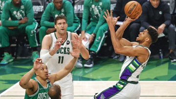 NBA Play , Μιλγουόκι Μπακς-Μπόστον Σέλτικς 103-101: Πήραν το θρίλερ με μυθικό Γιάννη