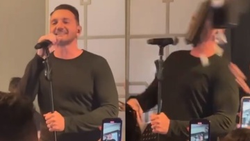 Βίντεο: O Χρήστος Μενιδιάτης τραγουδάει και ένας δίσκος με λουλούδια του έρχεται στο πρόσωπο