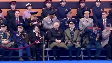 Πούτιν- Παρέλαση στη Μόσχα: Τα δύο σημάδια που φουντώνουν τα σενάρια για την υγεία του 