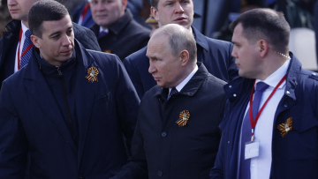 Ρωσία-Πούτιν: Ποιος είναι ο μυστηριώδης άνδρας με τον οποίο συνομιλεί στην Κόκκινη Πλατεία