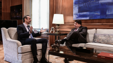 Η συνάντηση Μητσοτάκη με τον νέο Αμερικανό πρέσβη και η υποδοχή από τον Πίνατ