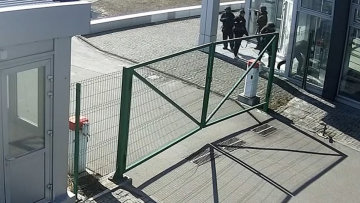 Ουκρανία: Ρώσοι στρατιώτες σκοτώνουν πολίτες και λεηλατούν επιχείρηση – Δείτε βίντεο