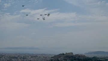 Μαχητικά αεροσκάφη και ελικόπτερα πέταξαν πάνω από την Ακρόπολη - Φωτογραφίες 