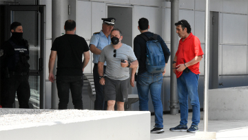 Αιγάλεω: Άνδρας «μπούκαρε» με το αυτοκίνητό του στο εμπορικό κέντρο River West