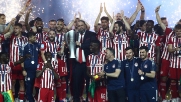  Ολυμπιακός: Η απονομή της κούπας στους πρωταθλητές 