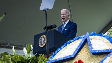 Μπάιντεν: «Το μίσος παραμένει κηλίδα στην ψυχή της Αμερικής»