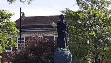 Αυγά και αποδοκιμασίες για το άγαλμα της Θάτσερ στη γενέτειρά της