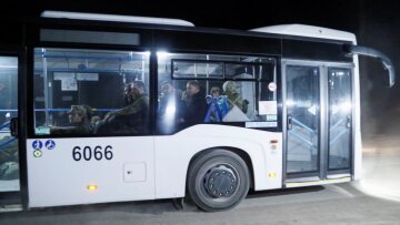 Πόλεμος στην Ουκρανία: Τα λεωφορεία με τους στρατιωτικούς από το Azovstal έφθασαν στο Νοβοαζόφσκ