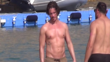 Νίκος Οικονομόπουλος: Χαλαρώνει στη Μύκονο με πανέμορφα κορίτσια στο πλευρό του