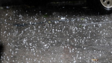 Καιρός: Χαλαζόπτωση στην Ερέτρια - Χωρίς ρεύμα από την κακοκαιρία περιοχές της Λάρισας