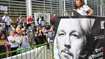 Υπόθεση Τζούλιαν Ασάνζ: Διαδήλωση στο Λονδίνο εναντίον της έκδοσης του ιδρυτή του WikiLeaks στις ΗΠΑ