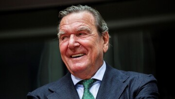 Παρών ο Σρέντερ στη ρωσική πρεσβεία για την νίκη στον Β' Παγκόμιο Πολέμο