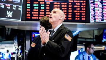 Sell οff στη Wall Street: Βαριές απώλειες 1.200 μονάδων για τον Dow Jones