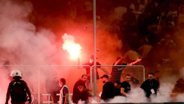 Παναθηναϊκός - ΠΑΟΚ: Τελικός της ντροπής με εκτεταμένα επεισόδια μέσα και έξω από το ΟΑΚΑ