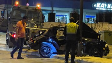 Τρομακτικό τροχαίο: Πολυτελές αυτοκίνητο «καρφώθηκε» σε κολώνα στη Λάρισα