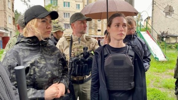 Πόλεμος στην Ουκρανία: Με αλεξίσφαιρο γιλέκο σε Ιρπίν και Μπούτσα η πρωθυπουργός της Φινλανδίας