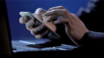 Της έταξε επίδομα και της απέσπασε 13.000 ευρώ!