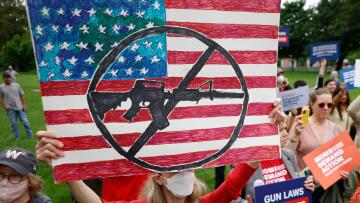 CDC: Τα όπλα είναι πλέον η βασική αιτία θανάτου των νέων Αμερικανών