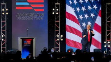 Μακελειό στο Τέξας: Ο Τραμπ ζήτησε «να οπλιστούν οι πολίτες και οι δάσκαλοι» για να πολεμήσουν «το κακό» (vids)