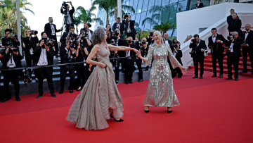 Φεστιβάλ Καννών: Ο απίθανος χορός της Έλεν Μίρεν με την Άντι ΜακΝτάουλ στο κόκκινο χαλί