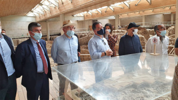 «Μαγεμένοι» από τη Σαντορίνη ο υπουργός Επενδύσεων και πανίσχυροι επιχειρηματίες της Σαουδικής Αραβίας  που ήρθαν για μπίζνες στην Ελλάδα