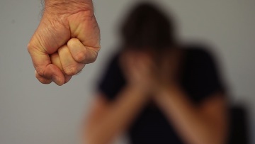 Θύμα ενδοοικογενειακής βίας από τον πατριό του έπεσε 18χρονος στον Βόλο, τσακώθηκαν και τον μαχαίρωσε στον καρπό