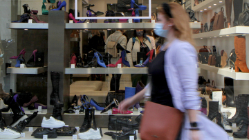 Τέλος η μάσκα σε εσωτερικούς χώρους από αύριο Τετάρτη