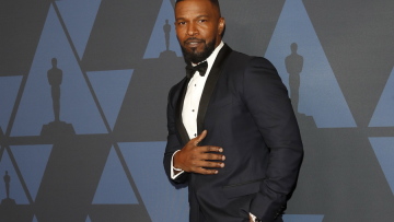 Βίντεο: Ο Τζέιμι Φοξ χορεύει και παίζει μπάσκετ στη Θεσσαλονίκη