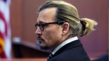 Το πλοίο των «Πειρατών της Καραϊβικής» περνάει έξω από το δικαστήριο για να υποστηρίξει τον Τζόνι Ντεπ