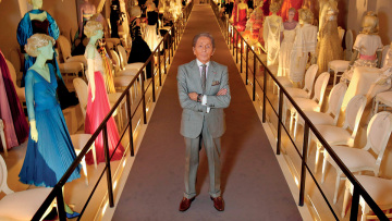 Valentino: Η μυθιστορηματική ζωή του τελευταίου αυτοκράτορα της μόδας