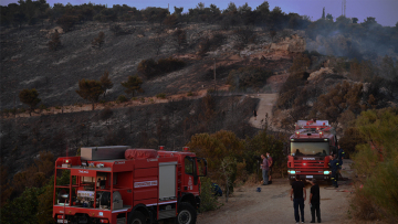 Φωτιά στη Βούλα: Σε επιφυλακή για αναζωπυρώσεις – Ενίσχυση των επίγειων δυνάμεων το πρωί