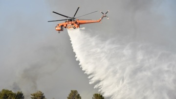Φωτιά στη Βούλα: Εικόνες από τα πύρινα μέτωπα μέσα από το αεροπλάνο