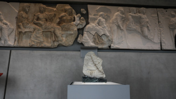 Θραύσμα Fagan: Επέστρεψε οριστικά στη «βάση» του, τοποθετήθηκε ξανά στην ανατολική ζωφόρο του Παρθενώνα