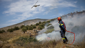 Σε ύφεση η φωτιά στη Βούλα - Ισχυρές δυνάμεις της Πυροσβεστικής και εναέρια μέσα στο σημείο