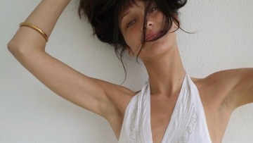 Η Μπέλα Χαντίντ ποζάρει άβαφη και αγουροξυπνημένη