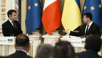 Σφοδρή επίθεση Ζελένσκι σε Μακρόν: Για να είσαι ηγέτης, πρέπει και να φέρεσαι ως ηγέτης!