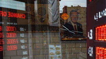 Νέα «βουτιά» της τουρκικής λίρας - Η S&P προειδοποιεί για κίνδυνο εισαγωγής νέων capital controls