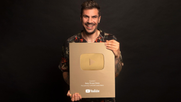 Άκης Πετρετζίκης: «Χρυσός» στο Youtube για τους 1.000.000 συνδρομητές