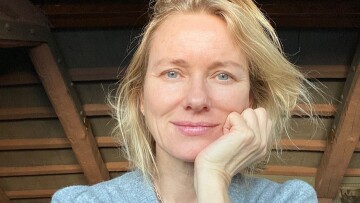 Ναόμι Γουότς: «Η εμμηνόπαυση με τάραξε, ήταν σαν σύγκρουση με φορτηγό»