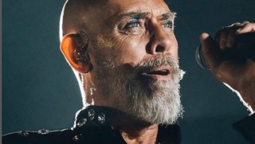 Οι συναυλίες ξεκίνησαν με παρατράγουδα: Ο Peter Murphy πέταξε το μικρόφωνο και αποχώρησε εκνευρισμένος από τη σκηνή