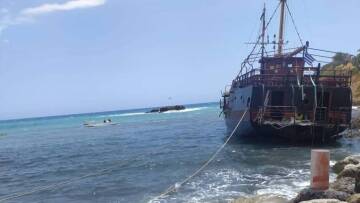 Κρήτη: Παρασύρθηκε ημερόπλοιο στον Μακρύ Γιαλό από τη σφοδρή θαλασσοταραχή