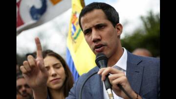 Επίθεση από βίαιες ομάδες καταγγέλλει ο Χουάν Γκουαϊδό