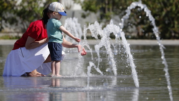 Ασυνήθιστα πρόωρο κύμα καύσωνα στη δυτική Ευρώπη - «Σαραντάρια» στην Ισπανία και την Ιταλία