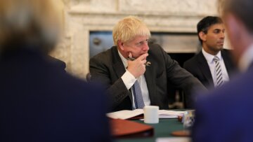 Βρετανία: Ήττα για τον Μπόρις Τζόνσον να ακυρωθεί η πτήση που θα μετέφερε μετανάστες στη Ρουάντα 