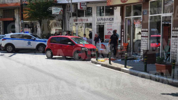 Θεσσαλονίκη: «Σαν έκρηξη ακούστηκε», λέει αυτόπτης μάρτυρας για το αυτοκίνητο που έπεσε στο ζαχαροπλαστείο