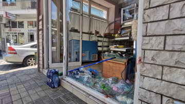 Θεσσαλονίκη: Αυτοκίνητο παρέσυρε δύο νεαρές κοπέλες και κατέληξε σε βιτρίνα ζαχαροπλαστείου