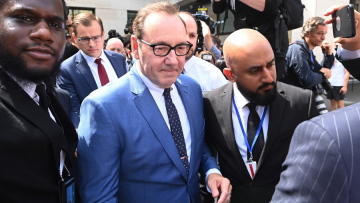 O Κέβιν Σπέισι αφέθηκε ελεύθερος με εγγύηση για τις σεξουαλικές επιθέσεις