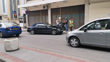  Θεσσαλονίκη: Αυτοκίνητο «καβάλησε» πεζοδρόμιο, πέρασε στο αντίθετο ρεύμα και συγκρούστηκε με σταθμευμένο IX